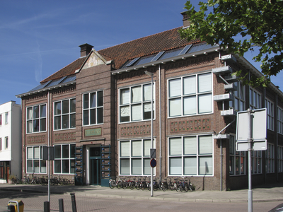 906005 Gezicht op het tot kantoorverzamelgebouw getransformeerde gebouw van de voormalige drukkerij Lumax (Ondiep 6) te ...